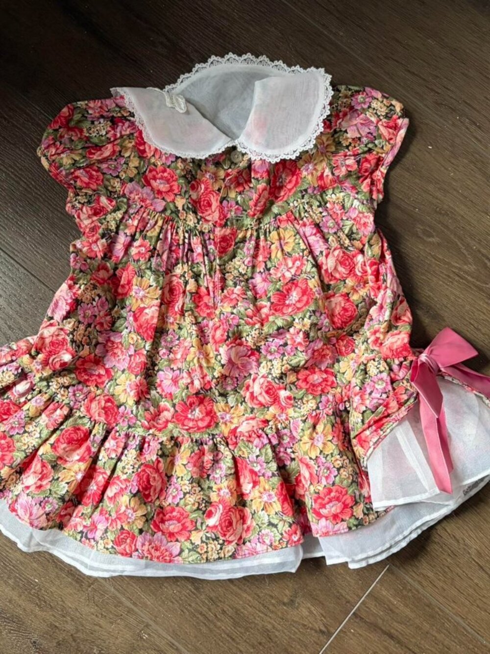 Noir Paris pink floral baby dress with lace trim and ribbon bows, size 24m - Picture 2 of 7